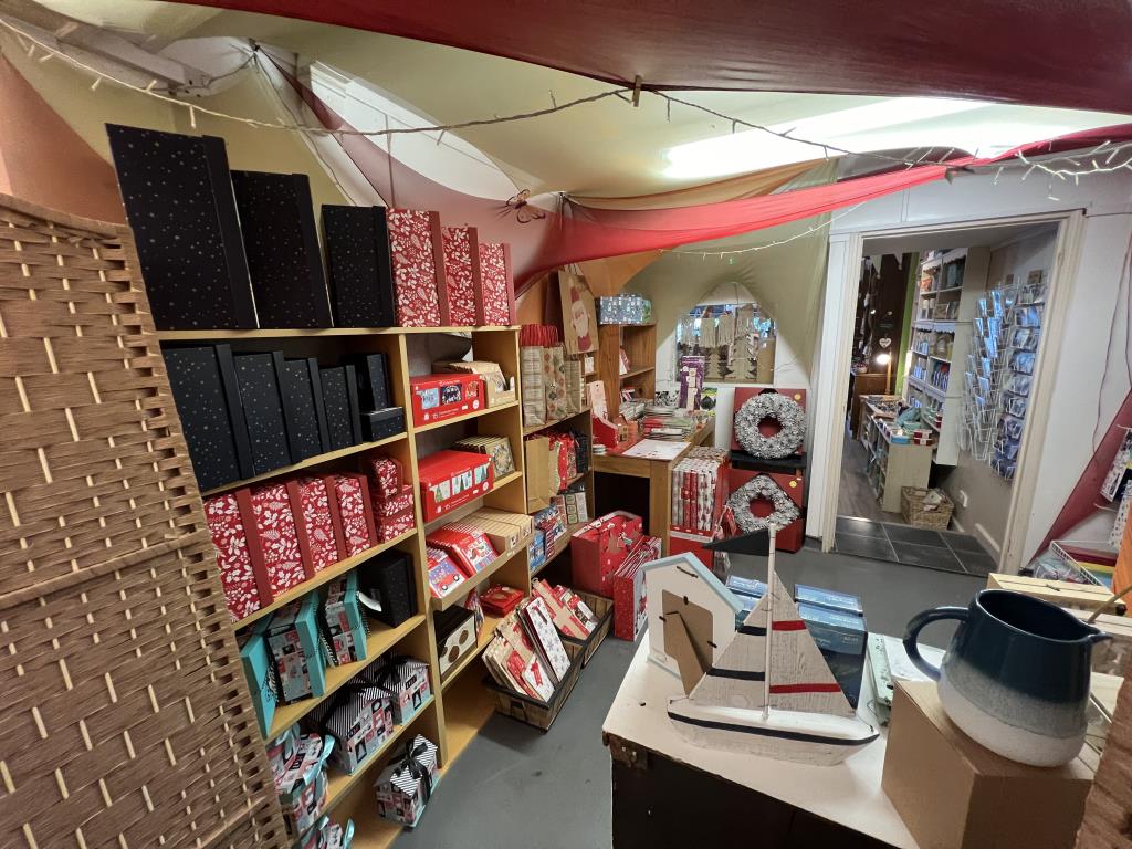 Lot: 27 - COMMERCIAL INVESTMENT - Rear sales area